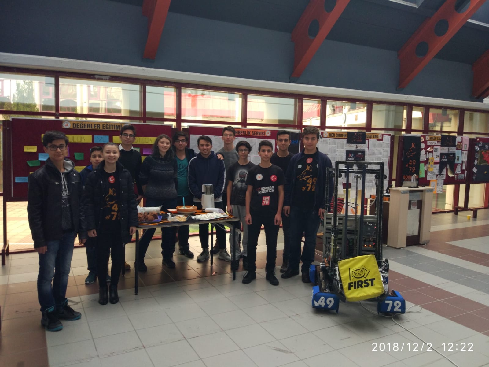Takım ve robot okul koridorunda