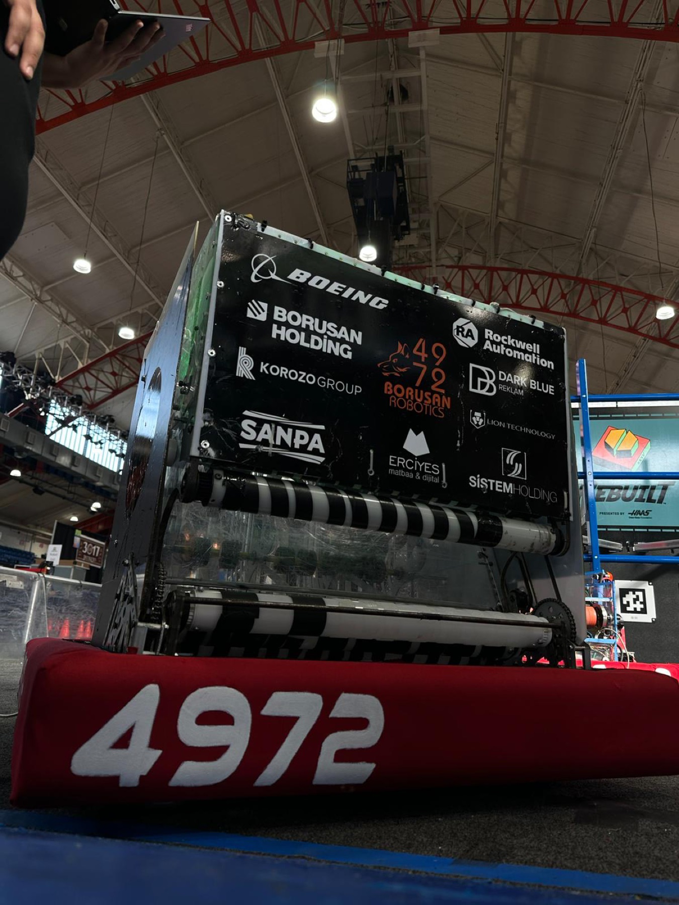 Robotumuz New York'taki salonda, kırmızı tamponunda 4972 yazıyor