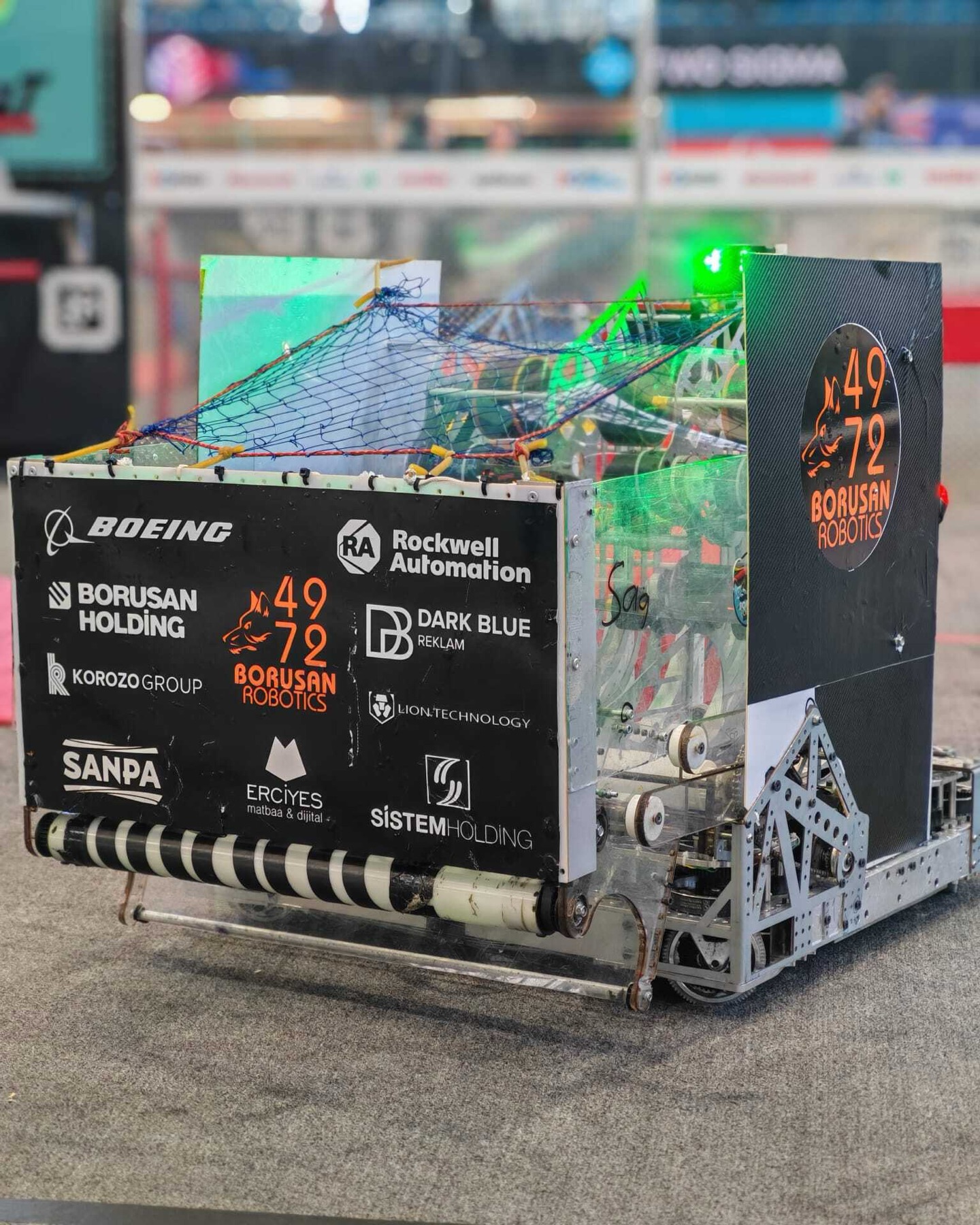 2026 robotumuz: yan panelde sponsor logoları, arka kulede turuncu takım logosu